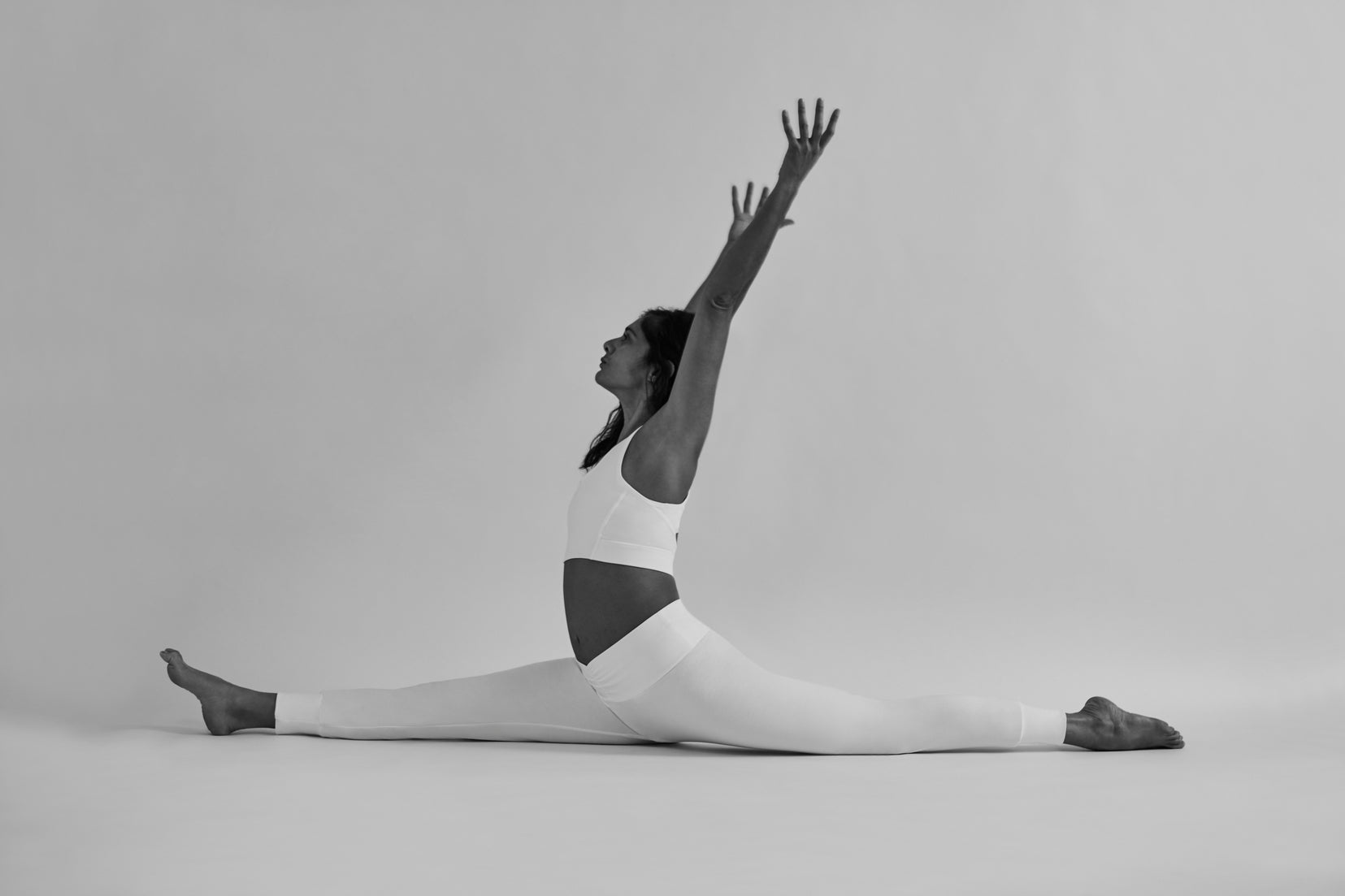 Wellicious ambassador Jodie Roberts wearing white sustainable yoga and activewear, showcasing eco-friendly circular fashion.